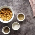 Förbereder papadums