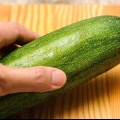 Att göra zucchinipasta