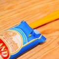 Göra pasta med alfredosås från en burk
