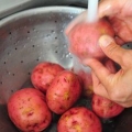 Förbered röd potatis