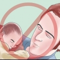 Sover med en nyfödd bebis