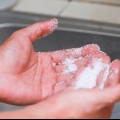 Få bort superlim från händerna med salt