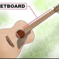 Spelar skalor på en gitarr