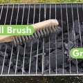 Stek fisk på en grill