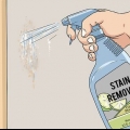 Ta bort fläckar från självhäftande remsor från din vägg