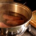 Grilla korv på grillen