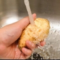 Laga yams på spisen
