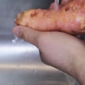 Förbereda sötpotatis i mikrovågsugn