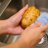 Koka potatis i en tryckkokare