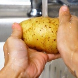 Förbereda potatis på grillen