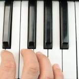 Kortjakje är alltid sjuk när han spelar piano