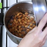 Att göra mandelmjöl eller mandelmjöl