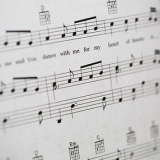 Läser noter för piano