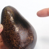 Kollar om en avokado är övermogen