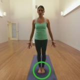 Gör den nedåtgående hunden i yoga