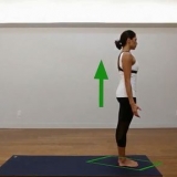 Utför yoga warrior pose