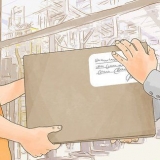 Skriv en adress på ett paket
