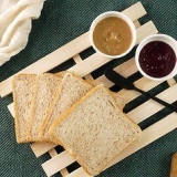 Göra en smörgås med jordnötssmör och gelé