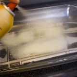Göra en tårta med kakmix utan ägg och olja