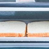 Förbereder en club sandwich