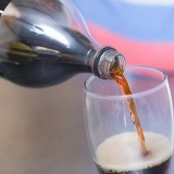 Att göra en cola float