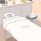 Ger en helkroppsmassage