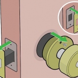 Installera ett dörrhandtag