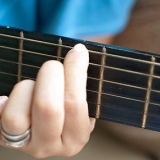 Stämma en gitarr