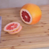 Skär en grapefrukt