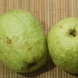 Äter en guava