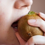Äter en kiwi