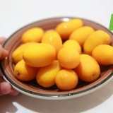 Äter en kumquat