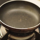 Gör en lätt omelett med tre ägg