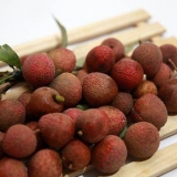 Äter en litchi