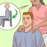 Ger en axelmassage