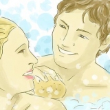 Ger en sensuell massage