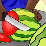 Ett t. Skär rex ur en vattenmelon