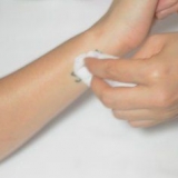 Göm en tatuering med smink