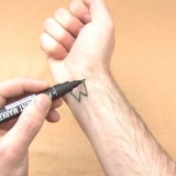 Hur man gör en tillfällig tatuering med en highlighter