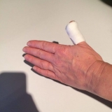 Att lägga ett bandage runt tummen