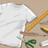 Klippning av v-ringning i en t-shirt
