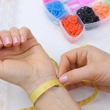 Att göra ett fiskbensarmband av rainbow loom-elastiska band