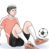 Sparkar en fotboll