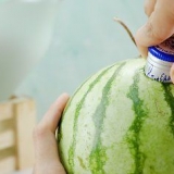 Att göra en vattenmelon med vodka