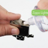 Öppna och tänd en zippo-tändare
