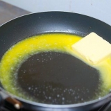 Göra ägg benedictus