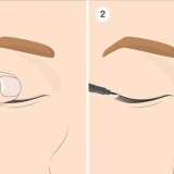 Applicera eyeliner på överhängande ögonlock: enkla sminktips