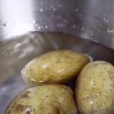 Göra pommes frites i en fritös