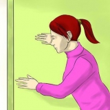 Smyger ut ur huset utan att fastna