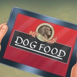 Förbereder hundmat